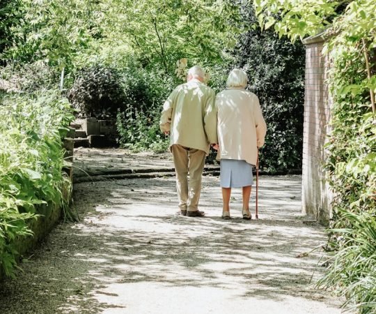 photo-1559234938-b60fff04894d